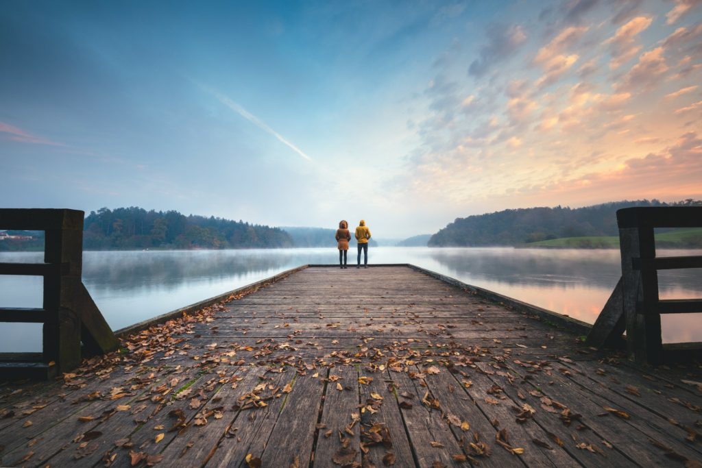 Mężczyzna i kobieta stoją na pomoście.