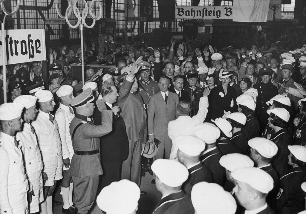 Powitanie polskiej ekipy Olimpijczyów na dworcu w Berlinie w 1936 r. Halina Szymańska widoczna w tłumie w białym kapeluszu.