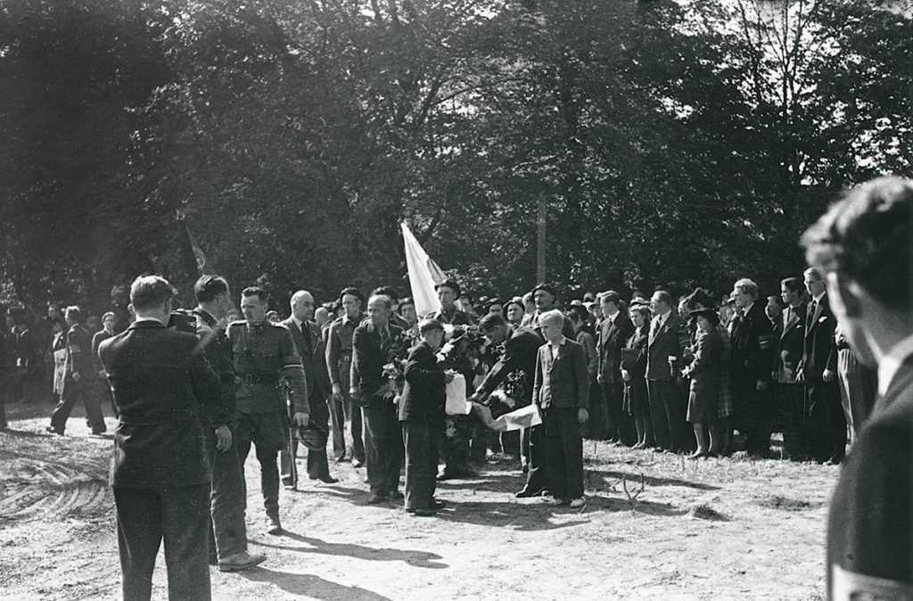 Annie i Lucjanowi nie było dane długo cieszyć się małżeńskim życiem. Skromny ślub wzięli 31 grudnia 1944 r. Trzy dni później oboję zginęli podczas niemieckiego ataku. Na zdjęciu: pogrzeb "Lone" i "Małego Generała"