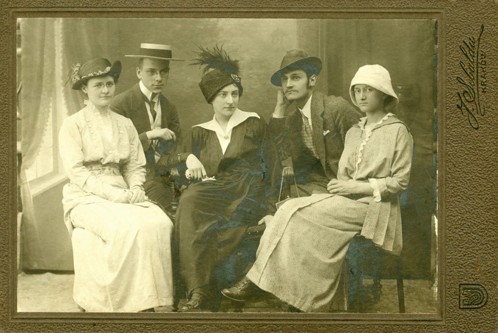 Sława w gronie przyjaciół. Od lewej: Krystyna Stawiarska, Jan Bystroń, Władysława Srzednicka, Stanisław Długosz, Gabriela Stawiarska, ok. 1912 r. Fot. z Archiwum Senatu